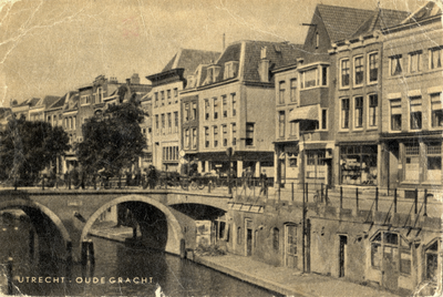 1207 Gezicht op de Oudegracht Weerdzijde te Utrecht uit het zuidwesten met de huizen aan de oostzijde en de Jacobibrug.